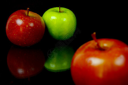 红和绿苹果红色食物绿色黑色背景图片