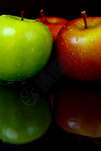 红和绿苹果黑色食物绿色红色背景图片