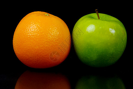 苹果和橙食物黑色绿色水果橘子背景图片