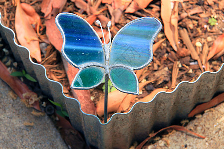 手工制作的染色玻璃蝴蝶  花园装饰背景图片