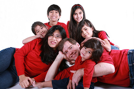 7个大家庭友谊蓝色父母种族红色男孩们衬衫父亲儿童母亲图片