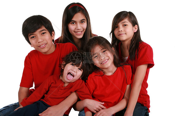 5个兄弟姐妹牛仔裤蓝色混血儿衬衫黑发孩子们男孩们混血红色青少年图片