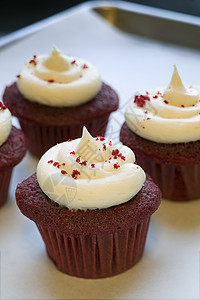 纸杯蛋糕庆典烹饪蛋糕食物红色天鹅绒糕点盒糕点糖果甜点图片
