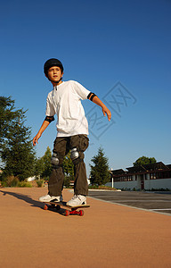 骑滑板的男孩图片