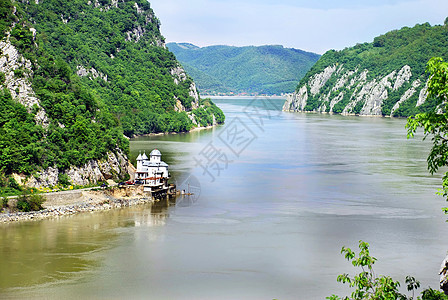 塞尔维亚与罗马尼亚之间的多瑙河峡谷蓝色森林曲线溪流教会山脉环境生态海岸图片