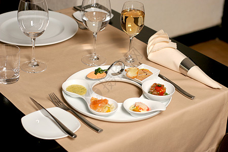 开胃菜或法国菜桌子食谱盘子草本植物饮食午餐营养餐厅玻璃图片