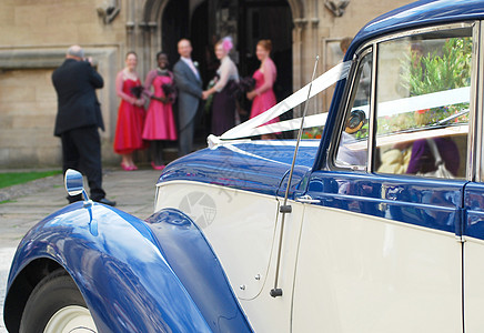 婚礼日镜子白色日光运输摄影师教会套装蓝色丝带伴娘图片