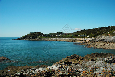 东海天空石头蓝色爬坡海滩绿色岩石悬崖边缘图片