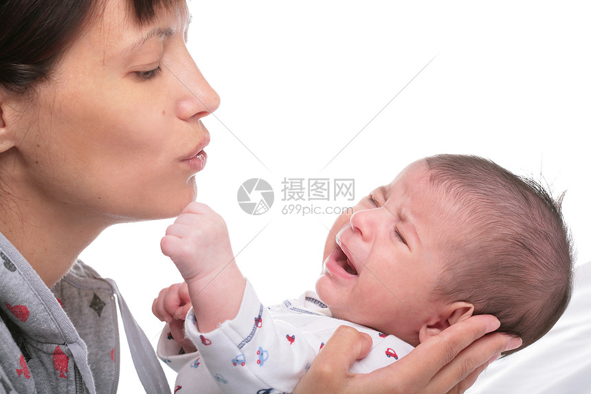 母亲和哭泣的小儿子图片