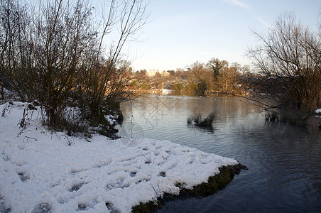 圣诞节场景冬季湖池塘国家天气雪景反思降雪树木冻结季节场景背景