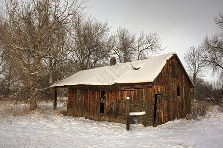 冬季风景中的旧农场建筑图片