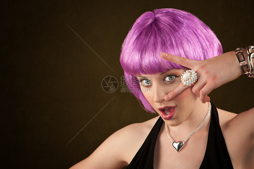 紫发妇女发型紫色乐趣快乐潮人女性项链手指微笑成人图片