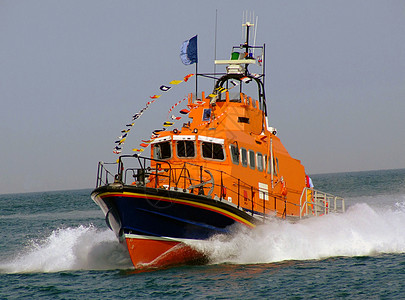 海上救生艇救援运输船运蓝天橙子航行旅行喷涂船头风帆图片