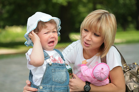 母亲和哭泣的小女儿图片