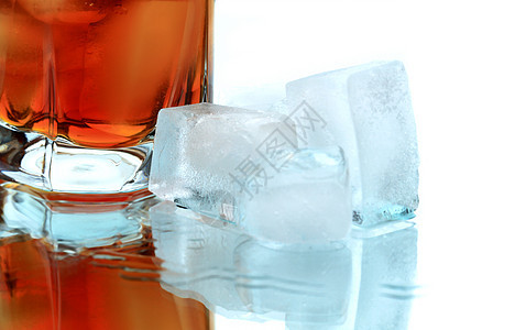 与冰的威士忌反射冷饮冰块酒精玻璃饮料橙子饮食图片
