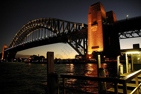 夜间港口桥反射地标码头天际旅游城市旅行图片