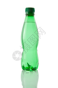一瓶矿泉水 在白色背景上反射矿物饮食螺丝帽吞咽养生之道保湿茶点液体塑料瓶子图片