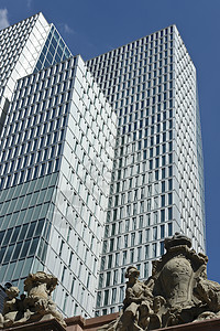 解构主义古老和现代 美因法兰克福商业建筑物天空房地产开发商职场成功建筑办公楼市中心背景