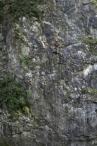 攀岩者悬崖登山石灰石登山者绳索安全头盔背景图片