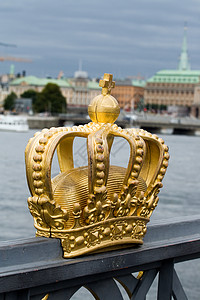 桥上的金冠背景图片