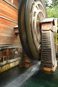 木制水轮是旋转的图片