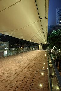 夜间步行桥商务场景小路天桥窗户行人生活时间城市金属图片