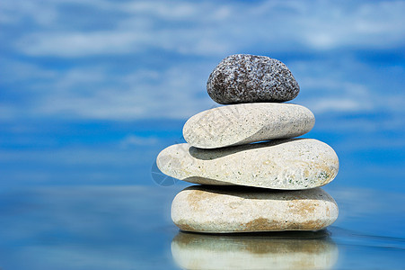 四块石头命令沉思蓝色天空活力海滩巨石环境平衡反射图片