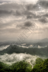 山薄雾天空爬坡阳光天堂环境戏剧性风景森林农村图片