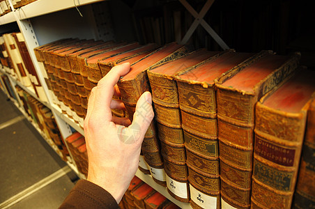 图书馆的旧书货架全书智慧档案大学历史参考归档古董法律背景图片