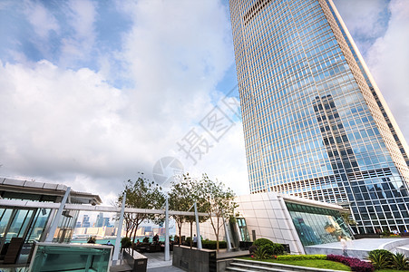 在蓝天背景上建造现代建筑Name公司摩天大楼蓝色市中心镜子城市办公室玻璃反射窗户图片