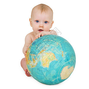 婴儿坐在白色背景和地球的白人背景上背景图片