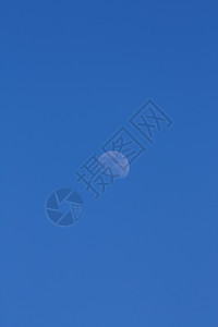 蓝色天空背景下的大月亮行星月光圆圈天文学图片