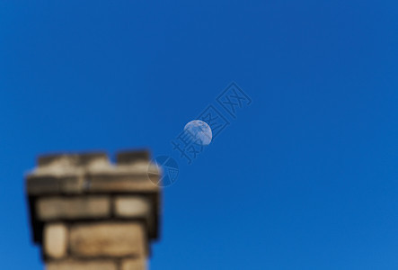 用月亮与蓝天对阵烟雾天文学蓝色烟囱月光天空圆圈行星图片