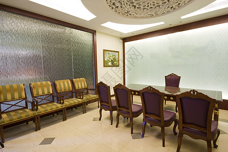 配皮革果的大型桃木机会议室餐桌座位班级房间照片推介会职场椅子色调会议木板图片