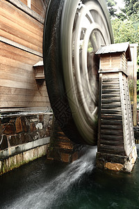 木制水轮街道车轮房子草地历史植物旅行地标池塘文化图片
