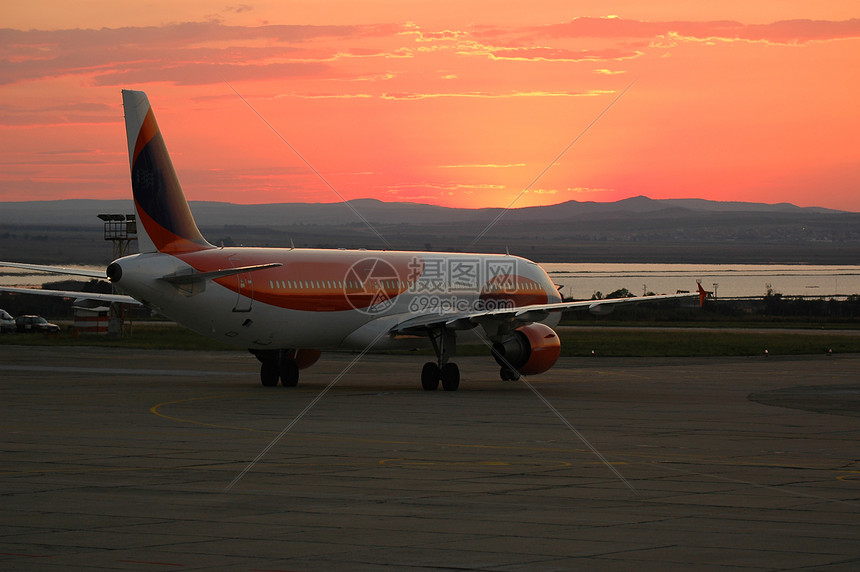 飞机和日落客机假期齿轮速度航空公司旅行航班飞机场橙子乘客图片