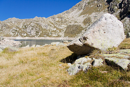 地底的大石头和湖泊国家公园图片