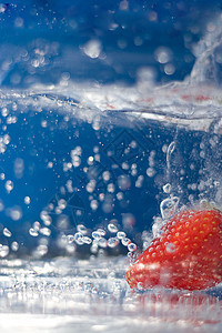 草莓喷洒飞溅浆果气泡暴跌液体饮食宏观飞沫运动水果图片