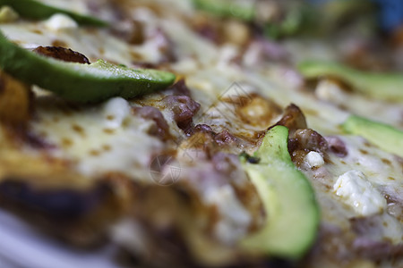 牛油果披萨披萨比萨小吃食物浇头熏肉绿色背景