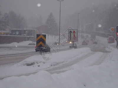 3号环形公路的雪暴中堵塞交通流量汽车速度白色旅行风暴下雪暴风雪卡车运动加速度图片