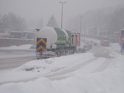 3号环形公路的雪暴中堵塞交通流量暴风雪风暴汽车街道下雪驾驶白色旅行运输天气图片