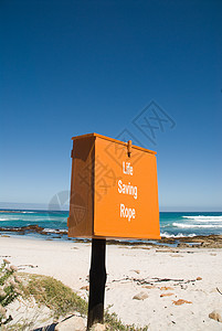 海滩上救生绳子盒图片