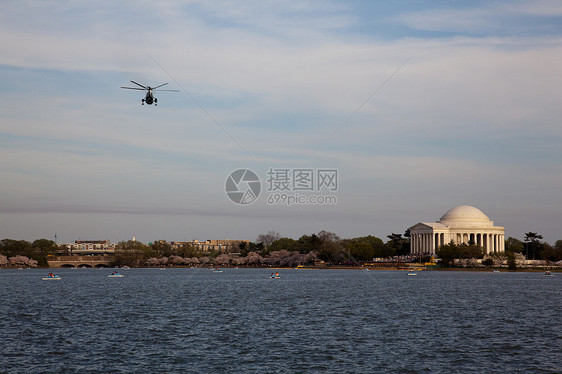 和直升机穿越蒂达尔河流域图片