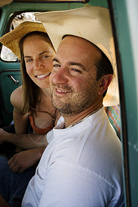 牛仔和骑小货车的妇女胡须汽车快乐出租车帽子异性女朋友男朋友感情妻子图片