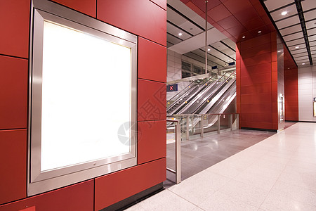 现代大楼内空白的广告广告火车运输车站购物城市建筑物控制板人行道广告牌玻璃图片
