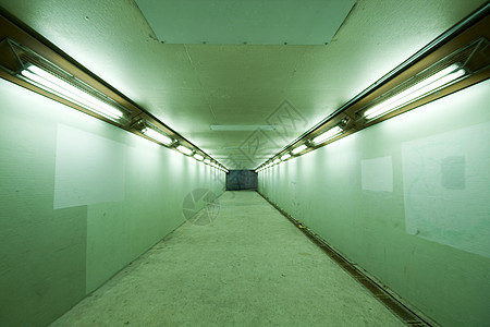 有灯的长长隧道走廊沥青石头圆圈车道行人反射地面图片