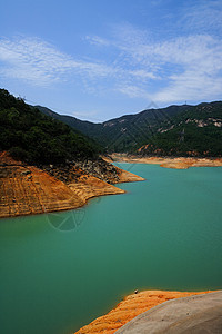 森林中的湖泊反射季节镜子白色森林天空场景绿色旅游岩石图片