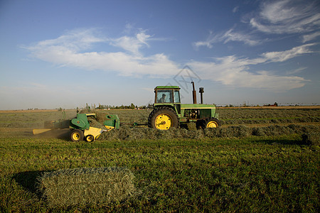 实地拖拉机国家季节机械车辆工人农村农民干草场地土地图片
