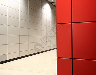 现代走廊和红色金属墙图片