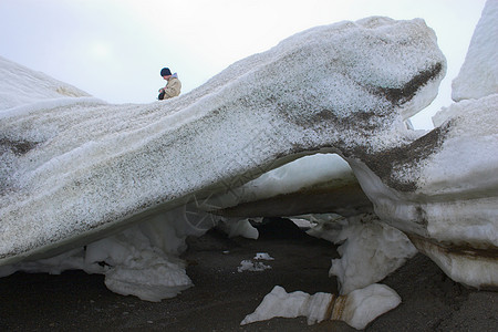 冰雪寒意气候冻结远足者寒冷地面蓝色背景图片